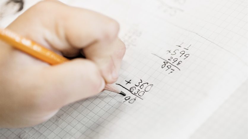 Diskussiosfrågor Klassrumsdialog i matematikundervisningen, på bilden görs en uträkning på papper med blyertspenna