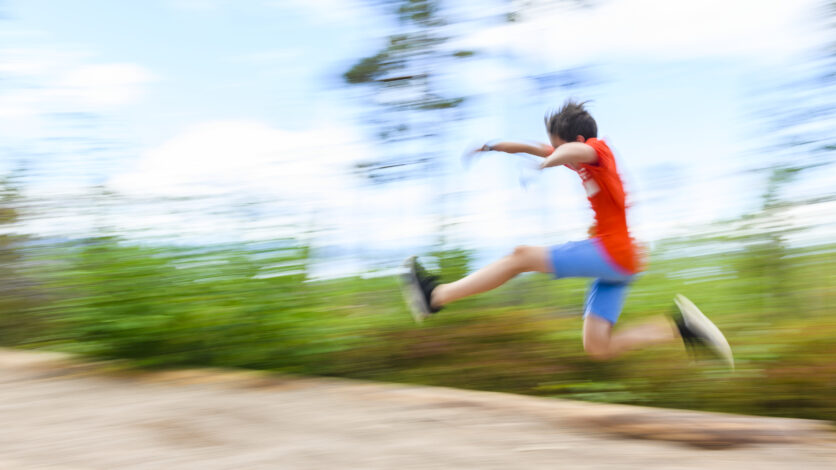 Pojke hoppar längdhopp