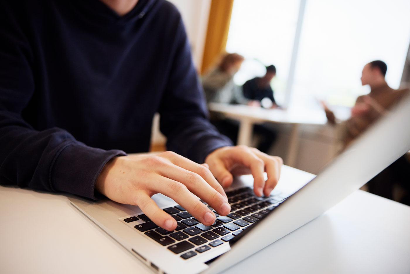 Digitala sökningar. Händer som skriver på en laptop.